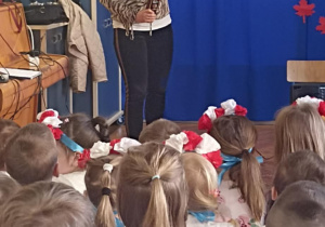 pani prezentuje fagot