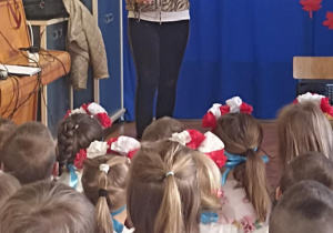 pani prezentuje fagot