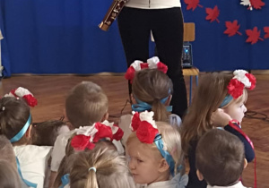 pani prezentuje fagot