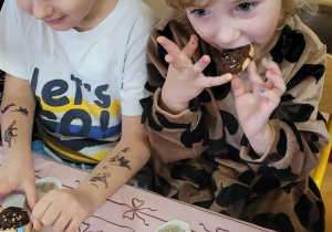 Dzieci wykonują jeże z ciasteczek