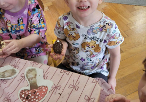 Dzieci wykonują jeże z ciasteczek