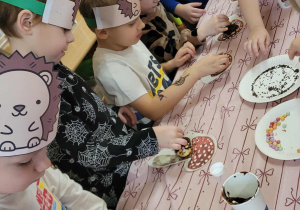 Dzieci wykonują jeże z ciasteczek