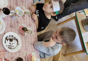 Dzieci wykonują jeże z ciasteczek