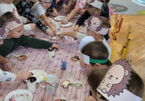 Dzieci wykonują jeże z ciasteczek