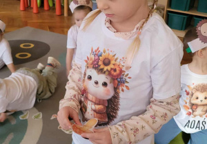 dzieci segregują elementy