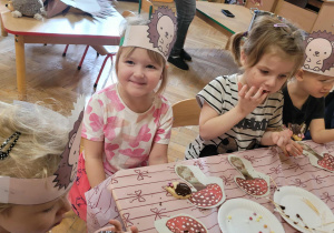 Dzieci wykonują jeże z ciasteczek