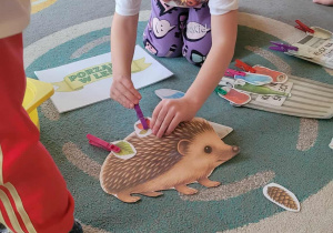 Dzieci segregują elementy