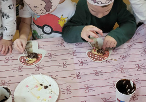 Dzieci wykonują jeże z ciasteczek