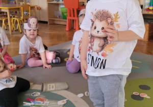 Dzieci segregują elementy