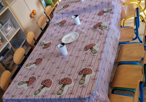 Dzieci wykonują jeże z ciasteczek