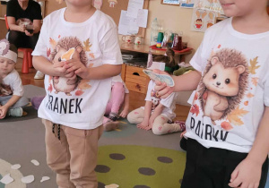 Dzieci segregują elementy