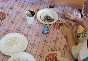 Dzieci wykonują jeże z ciasteczek