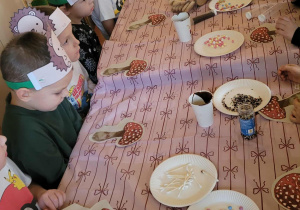 Dzieci wykonują jeże z ciasteczek