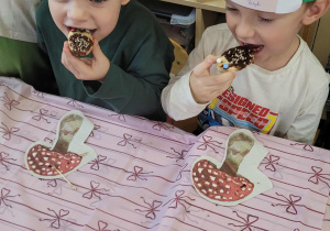 Dzieci wykonują jeże z ciasteczek