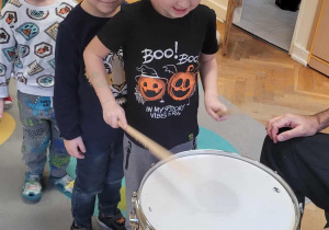 Dzieci grają na perkusji