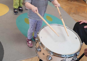 Dzieci grają na perkusji