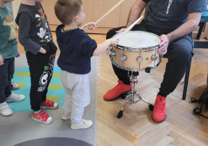 Dzieci grają na perkusji