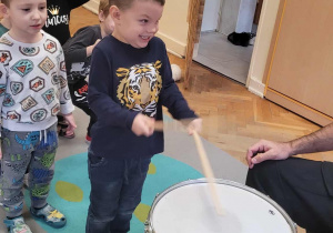 Dzieci grają na perkusji