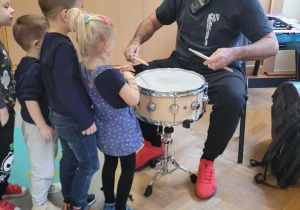 Dzieci grają na perkusji