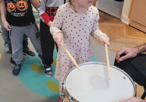 Dzieci grają na perkusji