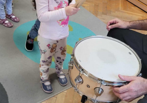 Dzieci grają na perkusji