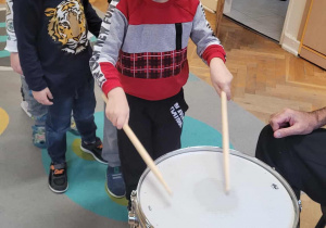 Dzieci grają na perkusji
