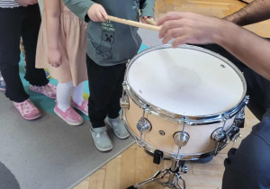 Dzieci grają na perkusji