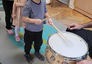 Dzieci grają na perkusji
