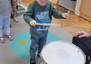 Dzieci grają na perkusji