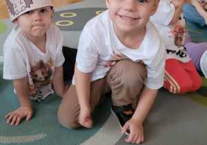 Dzieci grają na perkusji