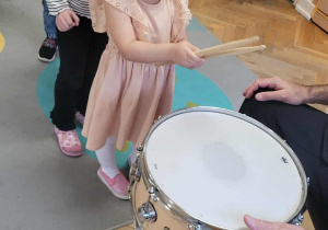 Dzieci grają na perkusji