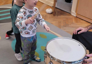 Dzieci grają na perkusji