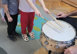 Dzieci grają na perkusji