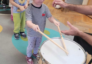 Dzieci grają na perkusji