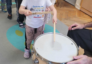 Dzieci grają na perkusji