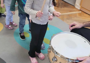 Dzieci grają na perkusji