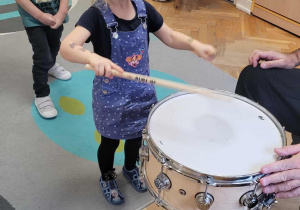 Dzieci grają na perkusji