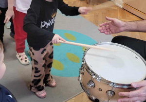 Dzieci grają na perkusji