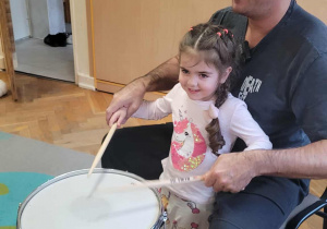 Dzieci grają na perkusji