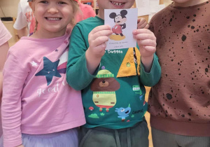 Dzieci świętują Dzień Myszki Mickey