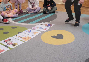 Dzieci świętują Dzień Myszki Mickey