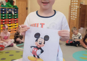 Dzieci świętują Dzień Myszki Mickey