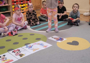 Dzieci świętują Dzień Myszki Mickey