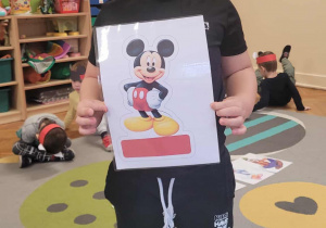 Dzieci świętują Dzień Myszki Mickey