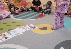 Dzieci świętują Dzień Myszki Mickey