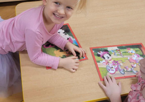 Dzieci świętują Dzień Myszki Mickey