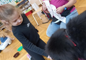 dzieci głaszczą psa