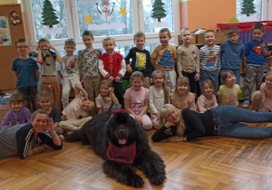 dieci stoją za psem