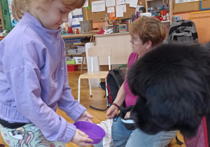 dzieci głaskają psa