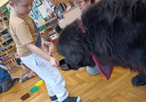 dzieci głaszczą psa